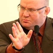 - Nie widzę takiej możliwości ani potrzeby. To czy drużyna będzie w przyszłym roku czy za dwa lata grała w czwartej lub piątej lidze nie ma znaczenia - twierdzi Szlęzak.