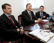 Podpisy pod kontraktem o wartości 7,5 miliona złotych złożyli, wiceprezydent miasta Franciszek Zaborowski (w środku) oraz Prezes Zarządu spółki Metal Team, Andrzej Janicki (z lewej).