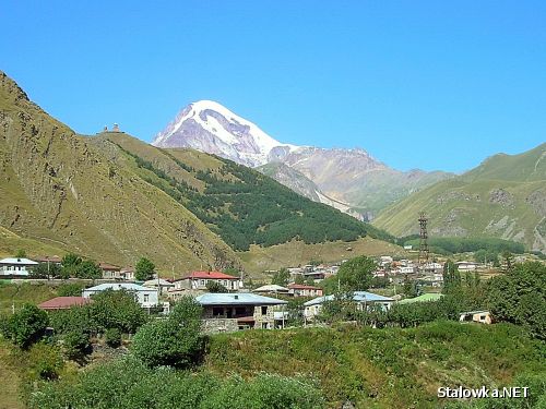 Piesza wyprawa stalowowolskich wspinaczy wysoko - górskich miała początek we wsi leżącej u podnóży Kazbeku.