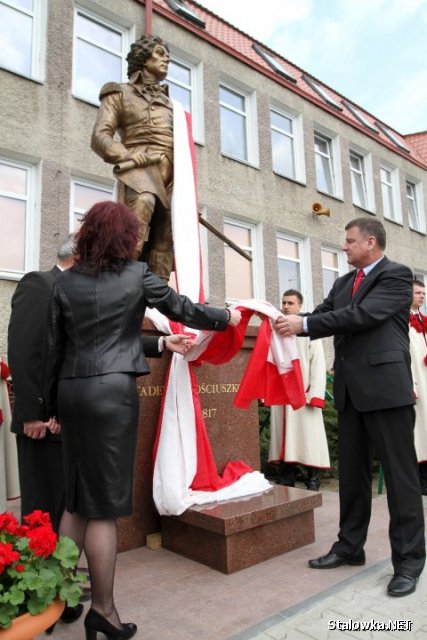 W piątek, 9 kwietnia 2010 roku odbyło się uroczyste odsłonięcie pomnika Tadeusza Kościuszki, przed głównym wejściem do Zespołu Szkół Nr 2, którego patronem jest bohater.