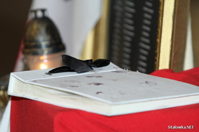 Mieszkańcy swoje refleksje pozostawiali w księdze kondolencyjnej tuz po niedzielnej Mszy Świętej w Bazylice Mniejszej w Stalowej Woli.