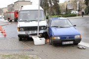 Na skutek wypadku dwie osoby z podróżujące Fiatem Uno zostały ranne i przewiezione do szpitala.