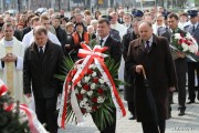 Wiesław Siembida składający wieniec ofiarom katastrofy lotniczej tuż przed mszą święta w stalowowolskiej konkatedrze.