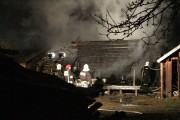 Akcja gaśnicza była utrudniona ze względu na to iż palące się stodoły znajdowały się w głębi podwórza.