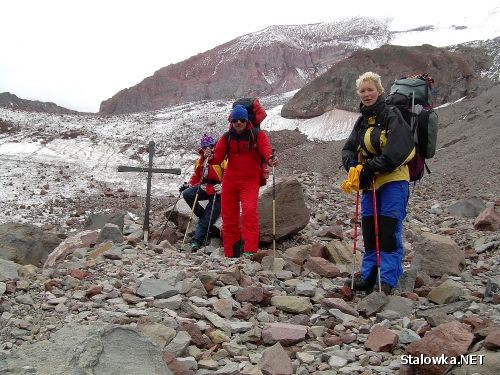Nie wszystkim udaje się zejść z gór - w lutym 2006 na Kazbeku zginęli dwaj polscy księża - alpiniści, Dariusz Sańko i Szymon Klimaszewski.