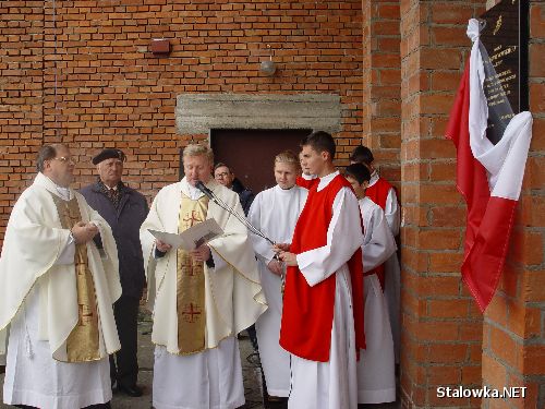 Ks. Jerzy Warchoł (z lewej) i ks. Jan Folcik podczas modlitwy przy tablicy pamiątkowej