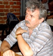 Konrad Mastyło w klasztornej kawiarence Przystań.