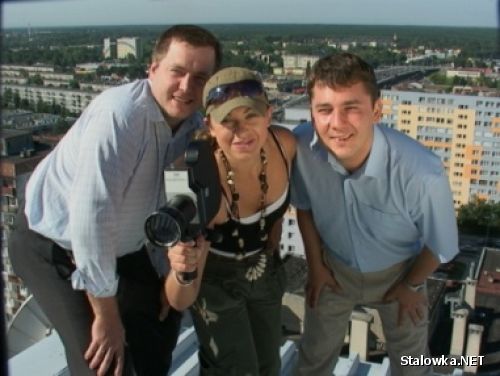 Jolanta Wiszniewska wraz z Bartoszem Kopyto i Damianem Marczakiem na dachu Mostostalu
