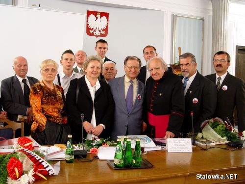 Grupa stalowowolan wraz z ks. prał. Zdzisławem Peszkowskim w Sali Kolumnowej Sejmu RP