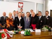 Grupa stalowowolan wraz z ks. prał. Zdzisławem Peszkowskim w Sali Kolumnowej Sejmu RP